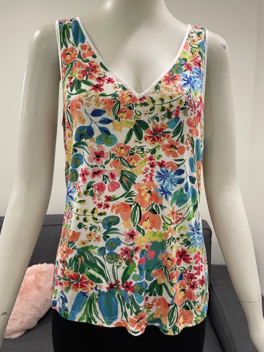 NWOT JUSTIN ALLEN Floral V-Neck Tank Top with Trim - Size Medium - Very Soft